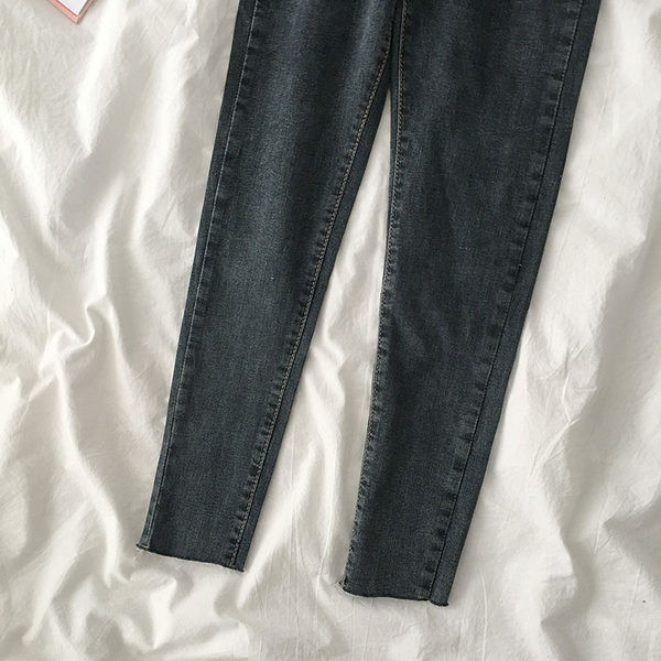 Kõrge vöökoha ja nööpidega vabaaja teksad