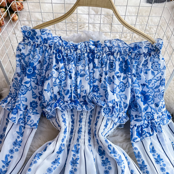 Naiste moodne sinine paljaste õlgadega kleit