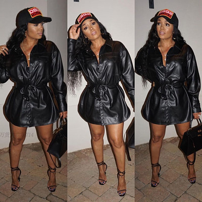 Stílusos női bőrdzseki övvel és gombokkal