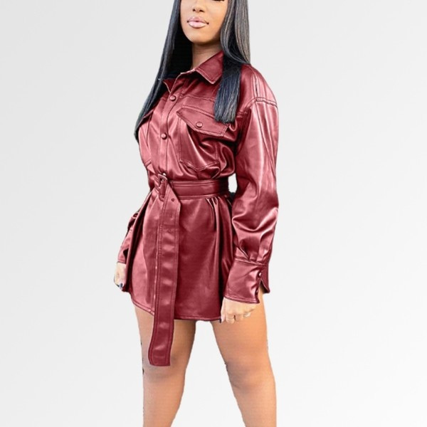 Stílusos női bőrdzseki övvel és gombokkal