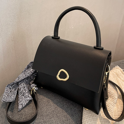 Női bőr táska fém rögzítéssel