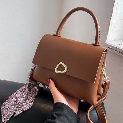 Női bőr táska fém rögzítéssel