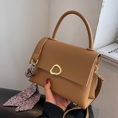 Női bőr táska fém rögzítéssel