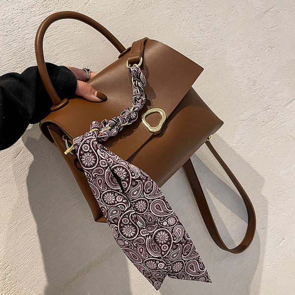 Női bőr táska fém rögzítéssel