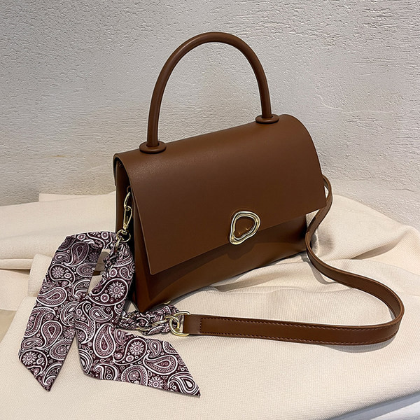 Női bőr táska fém rögzítéssel