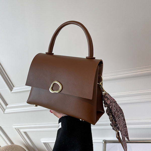 Női bőr táska fém rögzítéssel