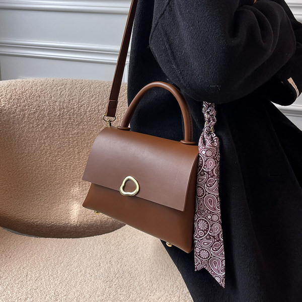 Női bőr táska fém rögzítéssel