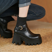 Modern női csizma durva talppal és csattal