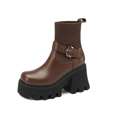 Modern női csizma durva talppal és csattal