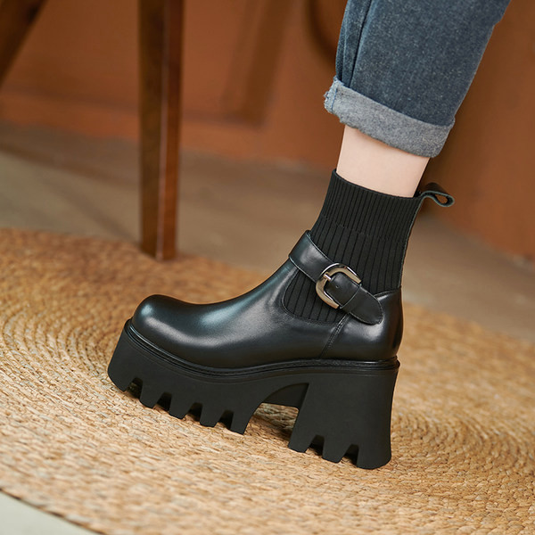 Modern női csizma durva talppal és csattal