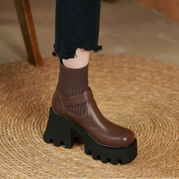 Modern női csizma durva talppal és csattal