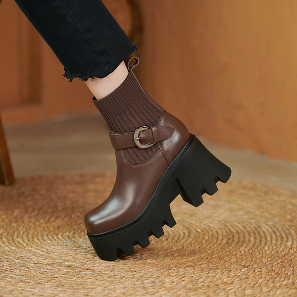 Modern női csizma durva talppal és csattal