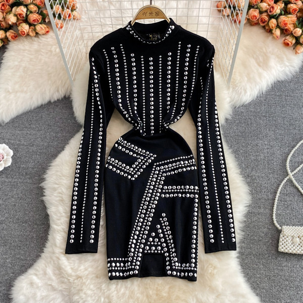 Juodos spalvos moteriška suknelė aukšta apykakle ir kniedėmis