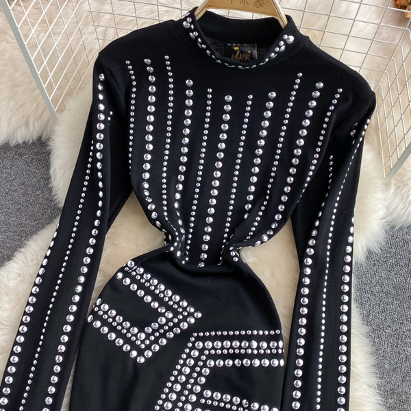 Juodos spalvos moteriška suknelė aukšta apykakle ir kniedėmis