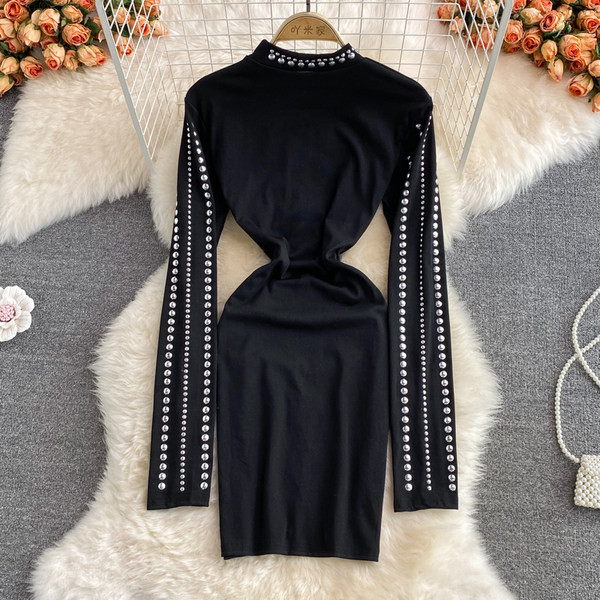 Juodos spalvos moteriška suknelė aukšta apykakle ir kniedėmis