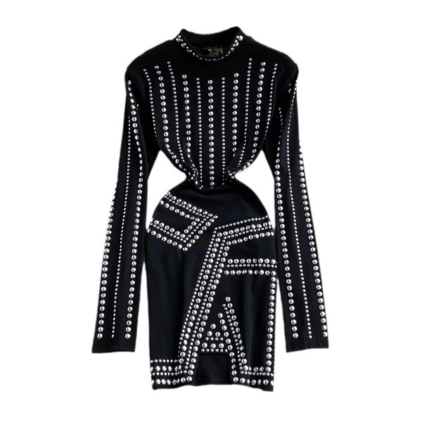 Juodos spalvos moteriška suknelė aukšta apykakle ir kniedėmis