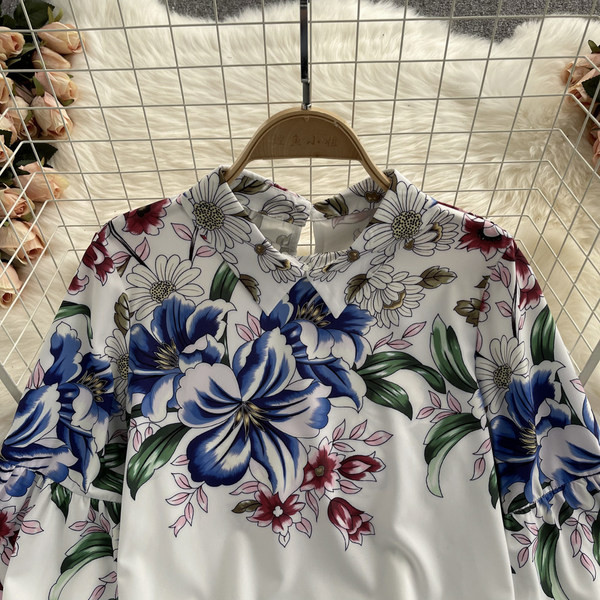 Moteriški marškiniai su gėlių raštu ir klasikine apykakle