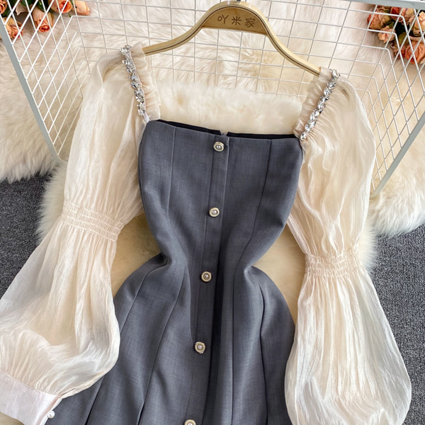 Šiuolaikinė moteriška suknelė su sagomis ir akmenukais