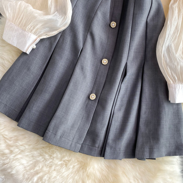 Šiuolaikinė moteriška suknelė su sagomis ir akmenukais