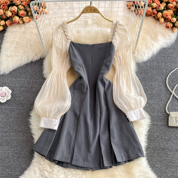 Šiuolaikinė moteriška suknelė su sagomis ir akmenukais