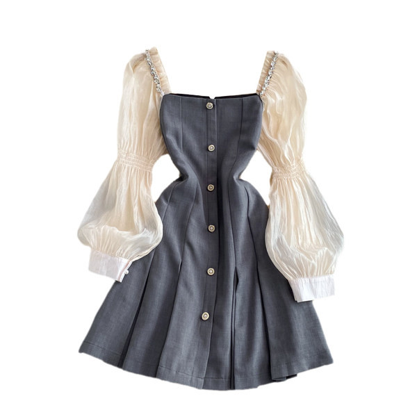 Šiuolaikinė moteriška suknelė su sagomis ir akmenukais