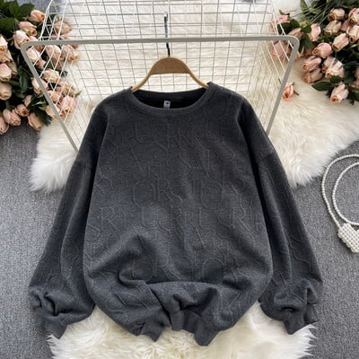 Moteriškas megztinis su ovalia iškirpte ir ilgomis rankovėmis