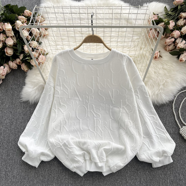 Moteriškas megztinis su ovalia iškirpte ir ilgomis rankovėmis