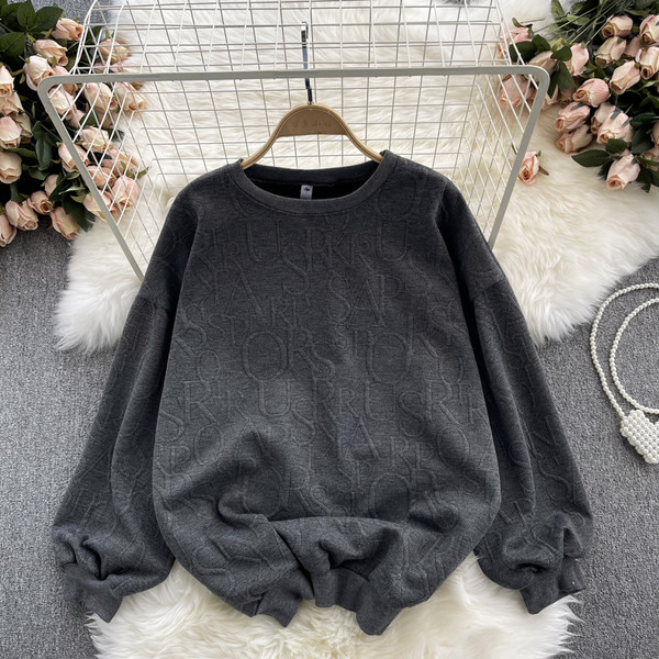 Moteriškas megztinis su ovalia iškirpte ir ilgomis rankovėmis