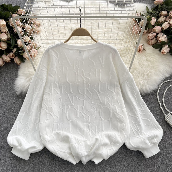 Moteriškas megztinis su ovalia iškirpte ir ilgomis rankovėmis