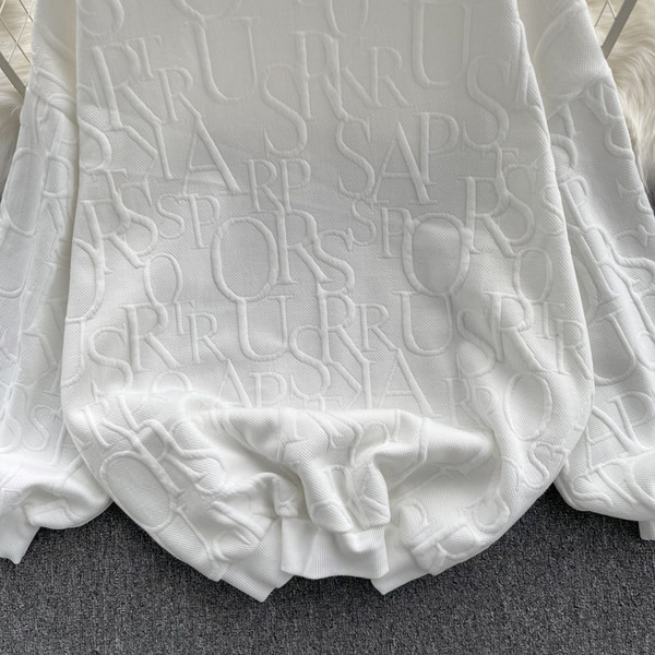 Moteriškas megztinis su ovalia iškirpte ir ilgomis rankovėmis