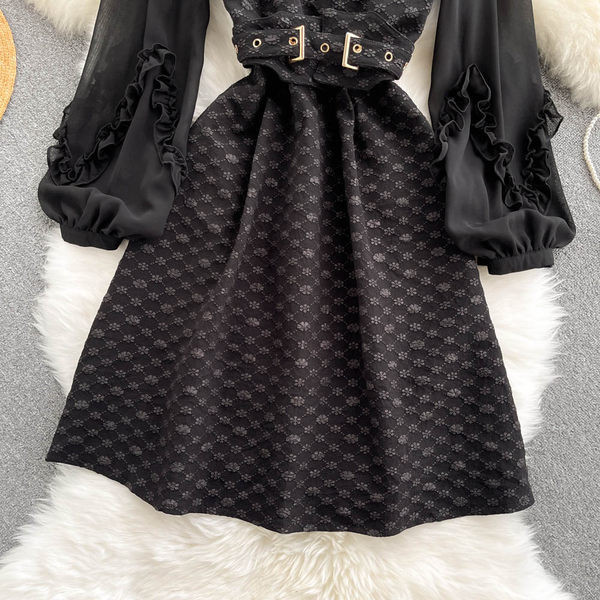 Juodos spalvos moteriška suknelė su diržu ties juosmeniu