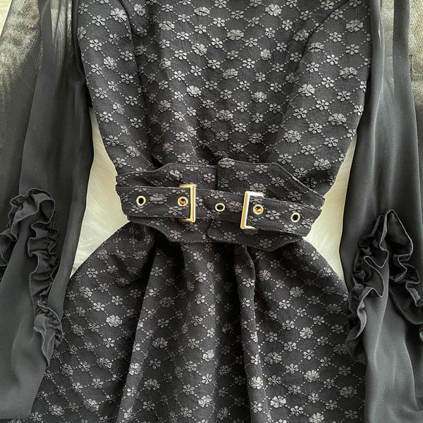 Juodos spalvos moteriška suknelė su diržu ties juosmeniu