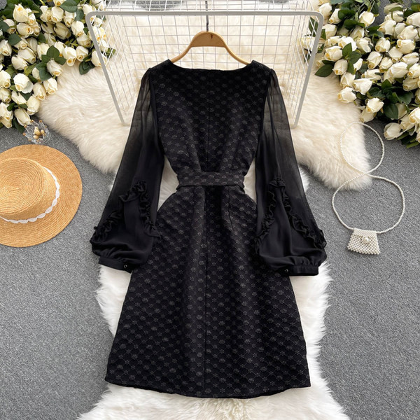 Juodos spalvos moteriška suknelė su diržu ties juosmeniu