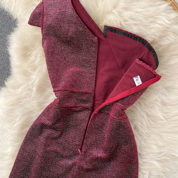 Stilinga moteriška ilga suknelė su vienu dirželiu