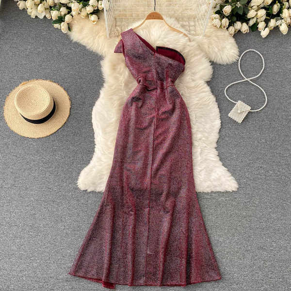 Stilinga moteriška ilga suknelė su vienu dirželiu