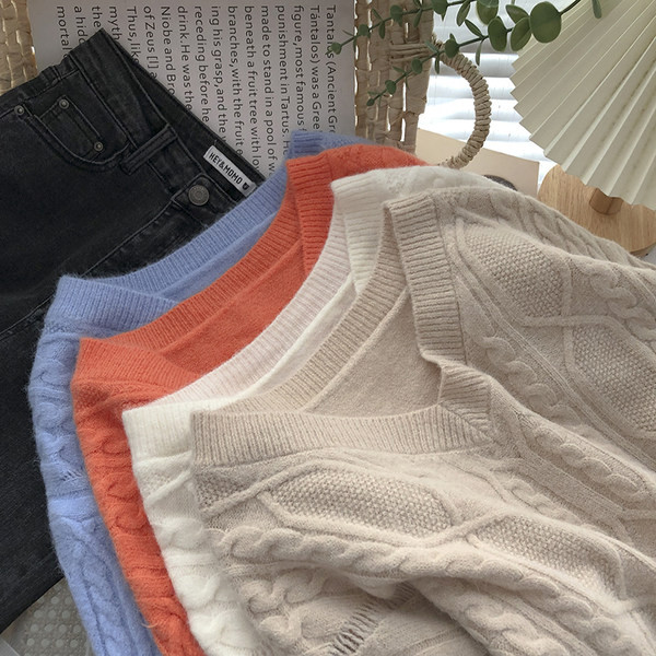 Naiste kampsun - kootud terava kaelusega