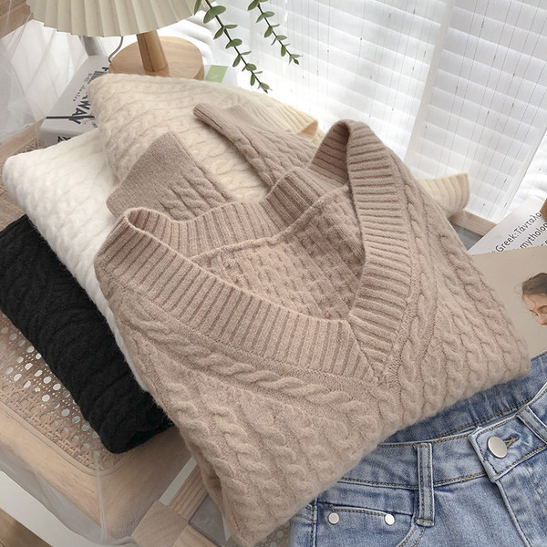 Moteriškas megztinis V formos iškirpte