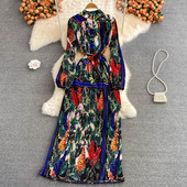 Moteriška, moderni, ilga suknelė su gėlių raštu