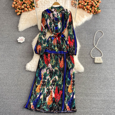 Moteriška, moderni, ilga suknelė su gėlių raštu