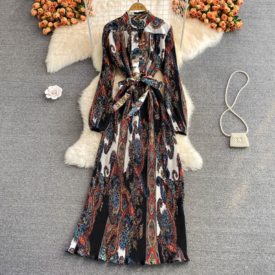 Moteriška, moderni, ilga suknelė su gėlių raštu