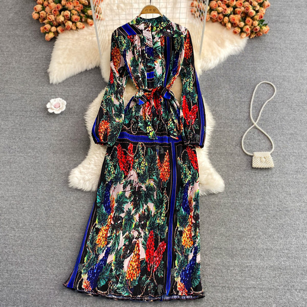 Moteriška, moderni, ilga suknelė su gėlių raštu