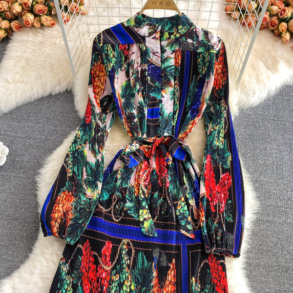 Moteriška, moderni, ilga suknelė su gėlių raštu