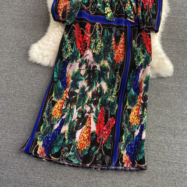 Moteriška, moderni, ilga suknelė su gėlių raštu