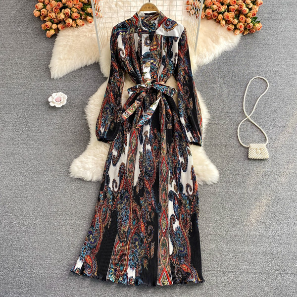 Moteriška, moderni, ilga suknelė su gėlių raštu