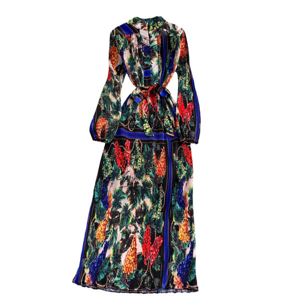 Moteriška, moderni, ilga suknelė su gėlių raštu