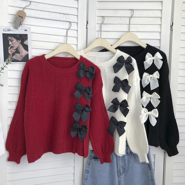 Moteriškas megztinis su ovalia iškirpte ir kaspinu dekoracija