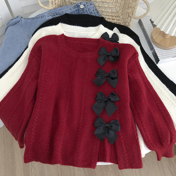 Moteriškas megztinis su ovalia iškirpte ir kaspinu dekoracija