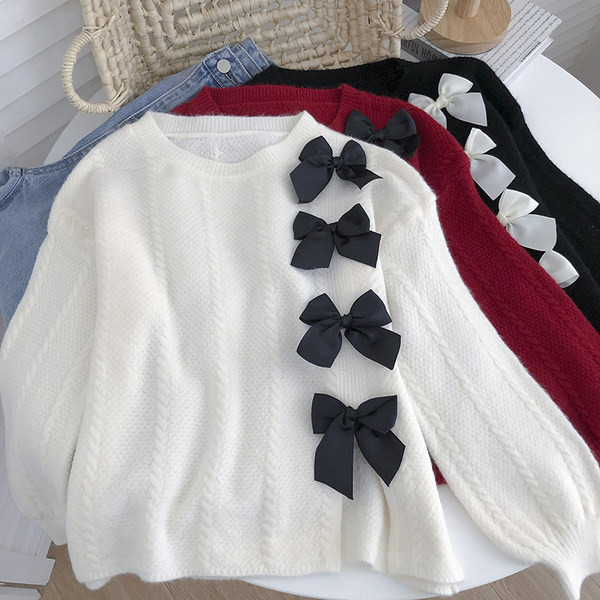 Moteriškas megztinis su ovalia iškirpte ir kaspinu dekoracija