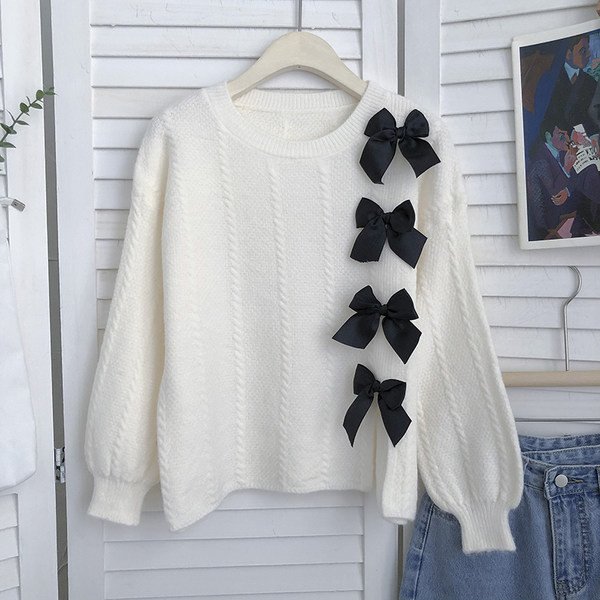 Moteriškas megztinis su ovalia iškirpte ir kaspinu dekoracija