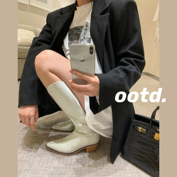 Naiste saapad teravatipulise mudeli ja tõmblukuga